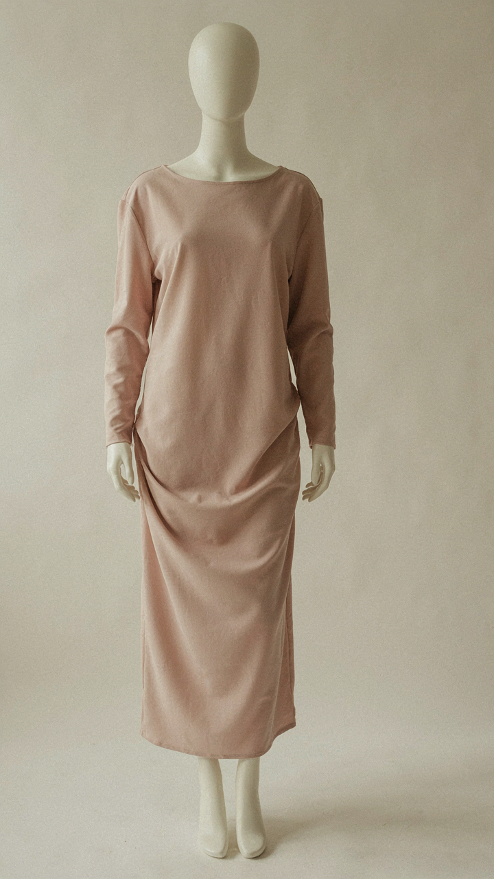 Mannequin wearing a poorly proportioned long sleeve shift dress.