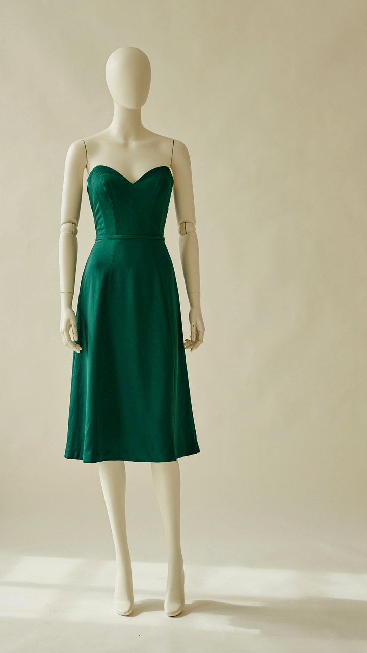 A mannequin wearing a well-fitted sweetheart neckline cocktail dress.